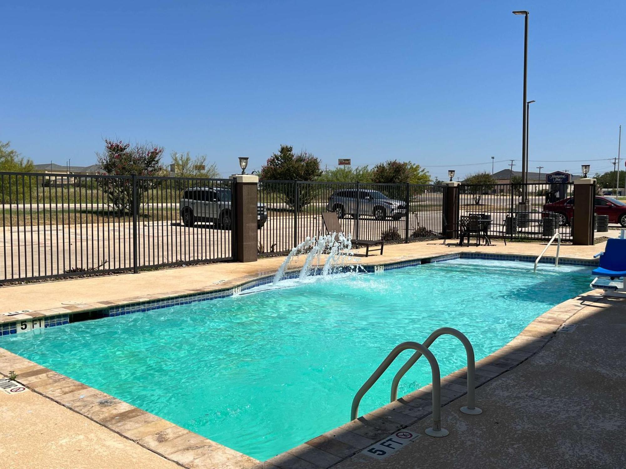 Hampton Inn Pearsall Exterior foto