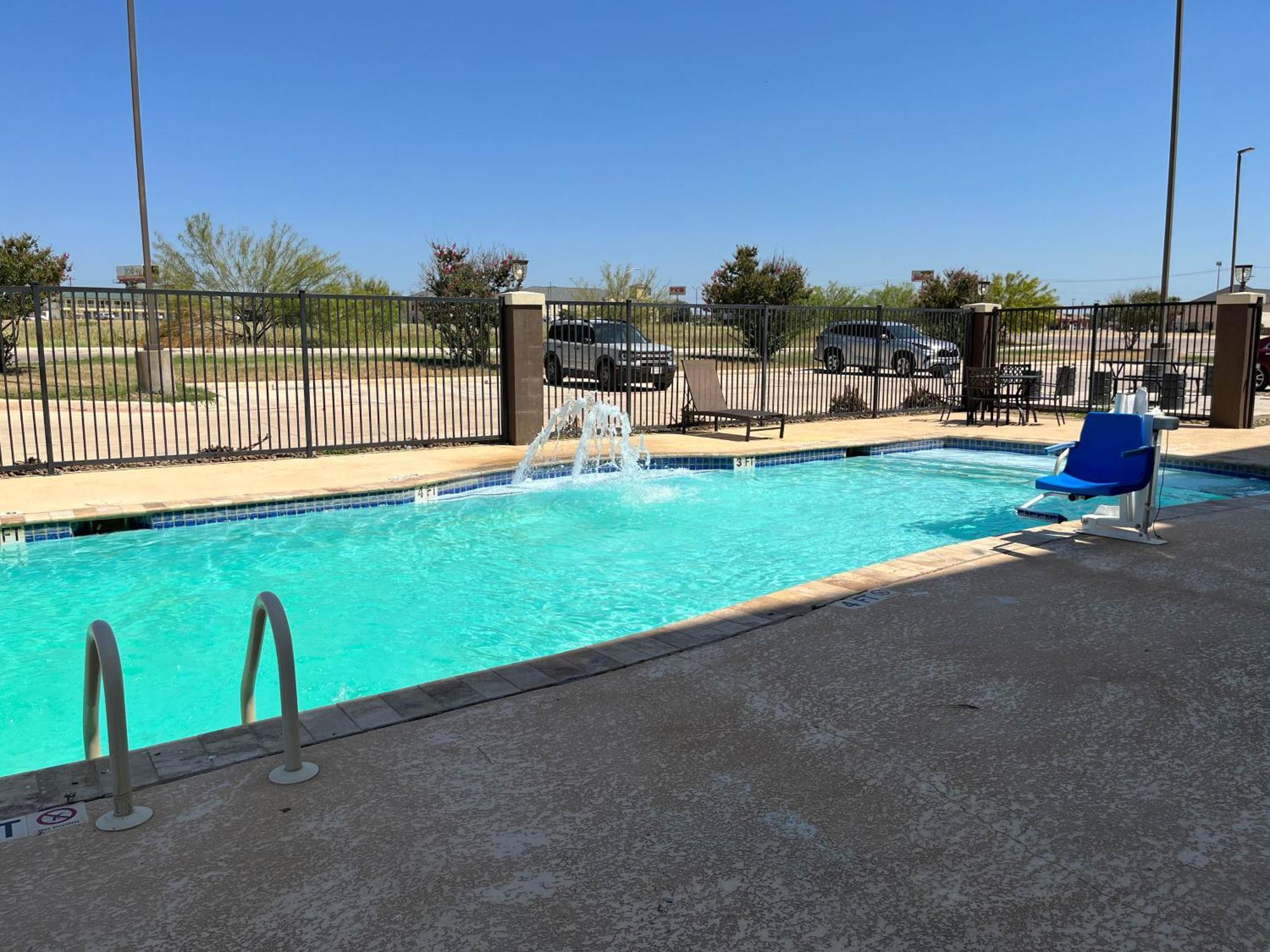 Hampton Inn Pearsall Exterior foto