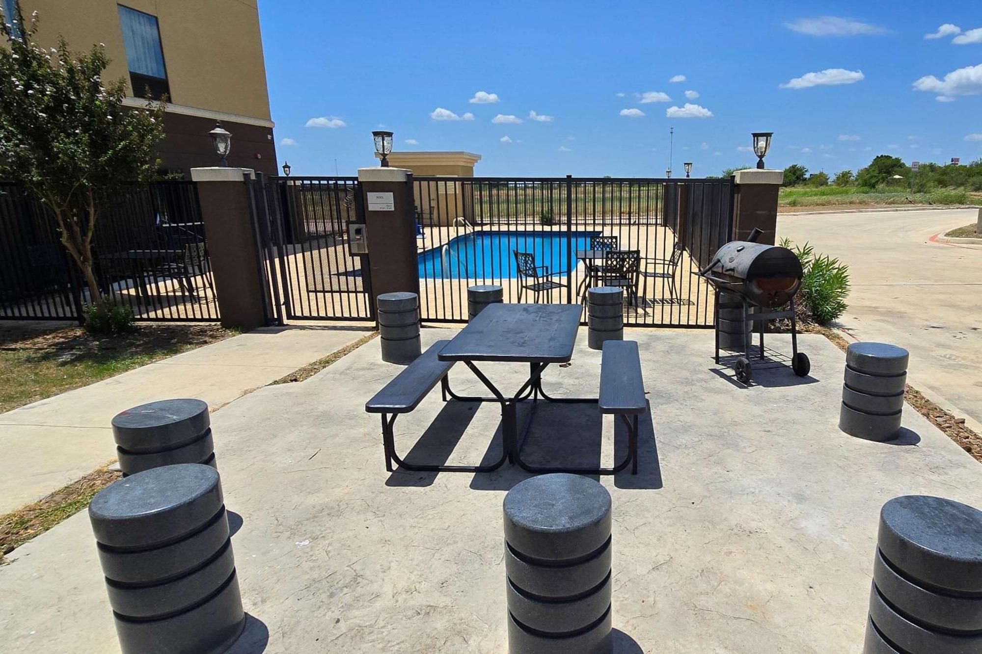 Hampton Inn Pearsall Exterior foto